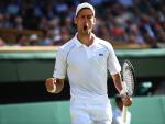 Novak Djokovic celebra un punto en Wimbledon.