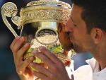 Novak Djokovic besa su cuarto Wimbledon consecutivo.