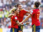 Lucia Garc&iacute;a celebra junto a Aitana Bonmat&iacute; y Mapi Le&oacute;n su gol ante Finlandia.