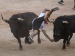 Un mozo es envestido por uno de los astados de Victoriano del Río, en la entrada a la plaza de toros de Pamplona, durante el séptimo encierro de los Sanfermines 2022.