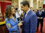 Juanma Moreno y Macarena Olona se saludan en la sesi&oacute;n constitutiva del parlamento.
