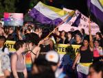 Un grupo de personas con pancartas durante una manifestaci&oacute;n organizada por la plataforma de Orgullo Cr&iacute;tico, a 28 de junio de 2022, en Madrid (Espa&ntilde;a).