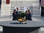 Los reyes Felipe VI y Letizia realizan una ofrenda flora, durante el tercer homenaje de Estado a las v&iacute;ctimas del coronavirus en el Palacio Real de Madrid.