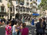 Aglomeraci&oacute;n de turistas frente a la Casa Batll&oacute; en Passeig de Gr&agrave;cia