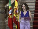 La presidenta de la Comunidad de Madrid, Isabel D&iacute;az Ayuso, en rueda de prensa durante su viaje a Lisboa.