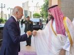 Choque de puños entre el presidente estadounidense, Joe Biden, y el príncipe heredero saudí, Mohamed bin Salmán.