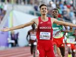 El marroqu&iacute; Soufiane El Bakkali cruza la meta en la final de los 3.000 metros obst&aacute;culos en los Mundiales de Atletismo de Eugene (EE UU).