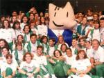 Voluntarios de los Juegos Ol&iacute;mpicos de Barcelona de 1992 con Cobi, la mascota de aquellas Olimpiadas.