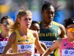 La sudafricana Caster Semenya (en el centro), durante la serie clasificatoria de los 5.000 metros, en los Mundiales de Atletismo de Eugene (Oreg&oacute;n, EE UU).
