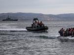 Un bote salvavidas con refugiados llega a la isla griega de Lesbos (Grecia), junto a la patrullera de las tropas fronterizas brit&aacute;nicas HMC Valiant, que forma parte de la misi&oacute;n de Frontex. A 28 de febrero de 2020.
