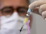Un trabajador sanitario prepara una dosis de la vacuna Imvanex contra la viruela del mono, de la compañía danesa Bavarian Nordic.