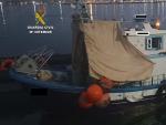 Embarcaci&oacute;n pesquera desde la que fueron arrojados al mar seis inmigrantes, cerca de la escollera de Melilla.