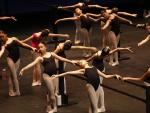La imagen a recomponer: estudiantes de ballet en una clase impartida por Isaac Hernández