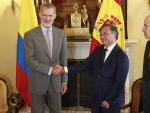 El rey Felipe VI (i) saluda al presidente electo de Colombia, Gustavo Petro (c).