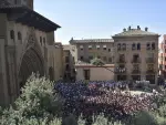 Centenares de personas celebran el disparo del cohete anunciador de las Fiestas de San Lorenzo 2022 en la plaza de la Catedral, a 9 de agosto de 2022, en Huesca, Arag&oacute;n (Espa&ntilde;a).
