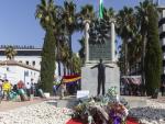 Monumento a Blas Infante rodeado de flores durante el acto por el 86 aniversario del asesinato de Blas Infante. A 10 de agosto de 2022, en Sevilla (Andaluc&iacute;a)
