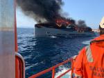 Un yate de 45 metros de eslora que navegaba en aguas de la costa de Cala Saona de Formentera ha quedado arrasado por las llamas debido a un incendio declarado a bordo.