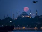 La luna llena se oculta tras la Gran Mezquita de Santa Sof&iacute;a, en Estambul, Turqu&iacute;a.