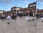 Abel Caballero, en el festival O Marisqui&ntilde;o, bailando break dance.