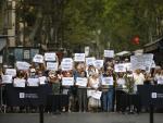 Unas 40 personas protestan en el homenaje a las v&iacute;ctimas del 17-A en el quinto aniversario del atentado. KIKE RINC&Oacute;N - EUROPA PRESS 17/8/2022