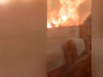 Las llamas producidas por el incendio en Bej&iacute;s, vistas desde el interior del tren.