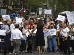 La presidenta del Parlament, Laura Borr&agrave;s (c), se acerca a las decenas de boicoteadores del homenaje a las v&iacute;ctimas del atentado del 17 de agosto, en La Rambla, a 17 de agosto, en Barcelona, Catalu&ntilde;a (Espa&ntilde;a).