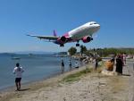 Aterrizaje de un avi&oacute;n Airbus en el aeropuerto Alexandros Papadiamantis, ubicado en la isla griega de Sc&iacute;athos.