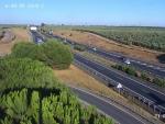 Varios veh&iacute;culos circulan por el punto kilom&eacute;trico 33 de la carretera A-49 de Sevilla.