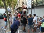 Aficionados del Rayo Vallecano haciendo cola para sacar sus abonos.