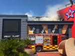 11 dotaciones de Bomberos trabajan en apagar un incendio en un centro comercial de Las Rozas