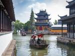 La aldea acu&aacute;tica de Zhujiajiao est&aacute; repleta de canales, puentes y antiguas casas y castillos construidos durante la dinast&iacute;a Ming.