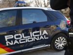 Un agente y un coche patrulla de la Polic&iacute;a Nacional de Valladolid. Foto archivo. POLIC&Iacute;A NACIONAL VALLADOLID. 25/8/2022