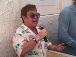 Elton John cantando su nueva canci&oacute;n en un club.