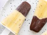 Helado de kiwi con cobertura de chocolate