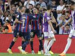 El delantero polaco del FC Barcelona Robert Lewandowski celebra su gol ante el Valladolid.