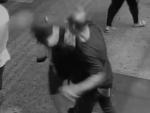 Imagen de un neoyorquino golpeando a un desconocido.