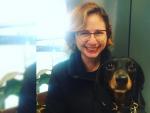 La profesora de arte Ximena Apisdorf junto a su perro Tirso.
