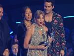 Taylor Swift recibe uno de los premios.