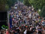 Una gran multitud llega el d&iacute;a de la inauguraci&oacute;n del Carnaval de Notting Hill.