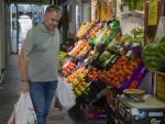 Un puesto de frutas y verduras de un mercado de abastos en Sevilla.