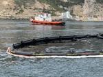 Las autoridades gibraltare&ntilde;as han colocado una barrera flotante para tratar de evitar que el fueloil se extienda.