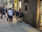 Apu&ntilde;alan y roban a un turista en el barrio de El Raval de Barcelona.
