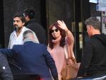 La vicepresidenta de Argentina, Cristina Fern&aacute;ndez de Kirchner, saluda a sus simpatizantes al salir de su residencia custodiada por un dispositivo de seguridad.