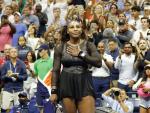 Serena Williams hace un gesto de despedida al p&uacute;blico de Flushing Meadows.
