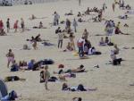 Turistas disfrutando de la playa de la Concha en San Sebasti&aacute;n