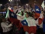Adherentes de la opci&oacute;n &quot;rechazo&quot; celebran el resultado del plebiscito constitucional, el 4 de septiembre de 2022 en Santiago (Chile).