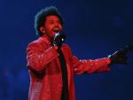 El cantante The Weeknd durante su actuaci&oacute;n en la SuperBowl 2021.