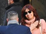 La vicepresidenta de Argentina, Cristina Fern&aacute;ndez de Kirchner, sale de su domicilio en Buenos Aires escoltada por agentes de seguridad, el d&iacute;a despu&eacute;s de sufrir un intento de atentado.