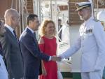 Felipe VI saluda a Juanma Moreno en el buque Juan Sebasti&aacute;n Elcano.