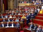 imagen de archivo de los diputados de Ciudadanos, PSC y PPC abandonan sus escaños en el Parlament, dejando banderas de España y de Cataluña.